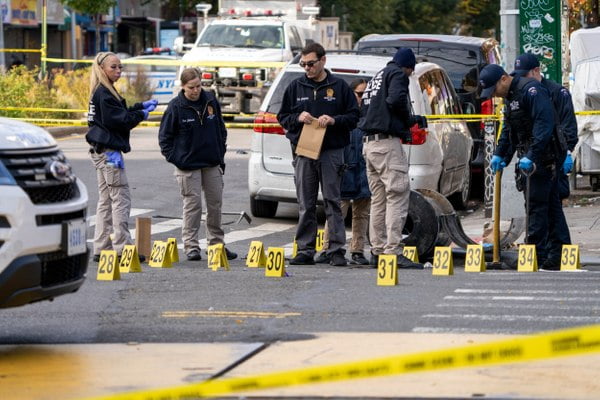N.Y. officers fatally shoot man brandishing gun on busy Manhattan street   By: