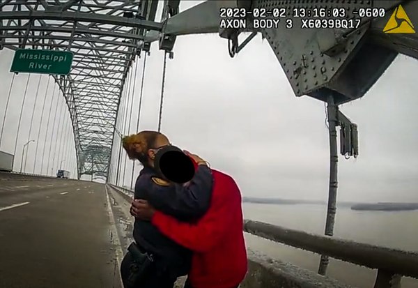 Photo: Memphis officer consoles, talks 17-year-old from bridge’s edge   By: