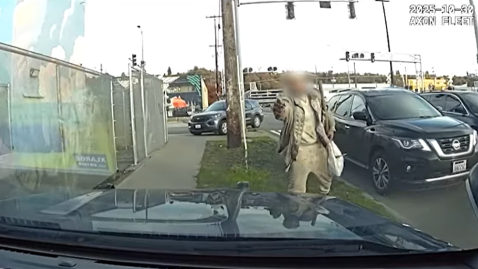 Video: Man points gun at Seattle officers before OIS