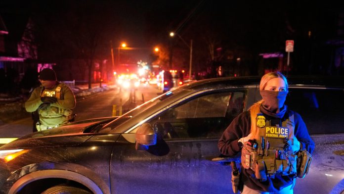 Minneapolis: ICE officer shoots man who attacked him with shovel